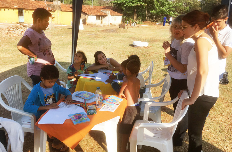 Ao som de paródias, crianças aprenderam colorindo e brincando (Foto: Ascom)