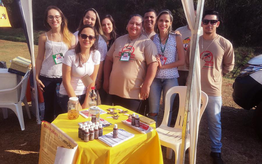 Equipe levou orientações sobre a importância da limpeza no combate ao escorpiões de demais insetos (Foto: Ascom)