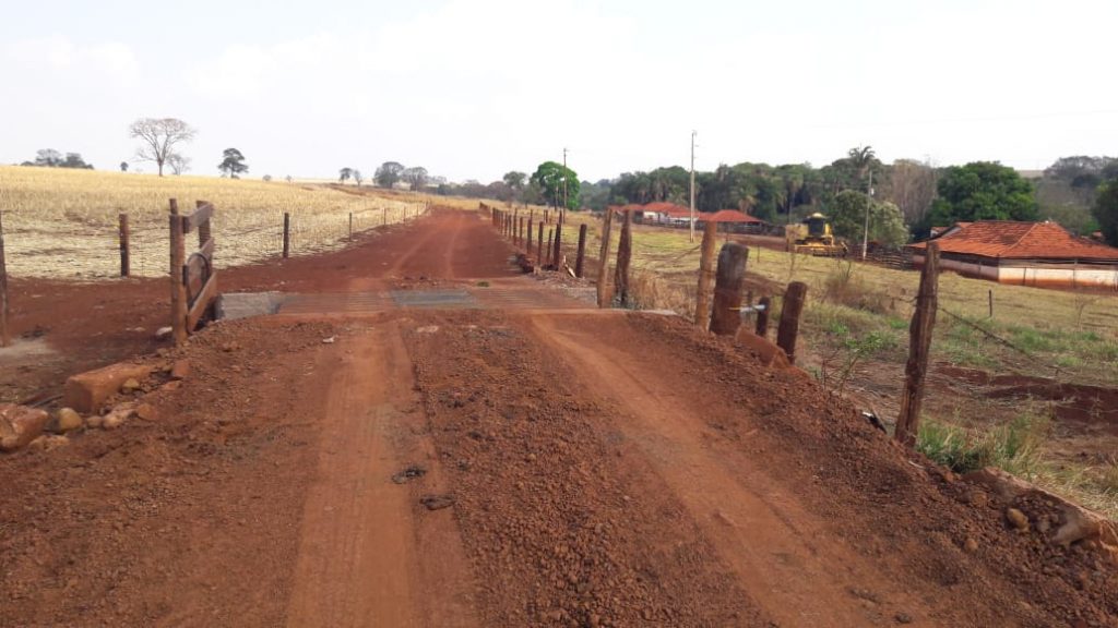 Estrada rural nas proximidades da propriedade de Gilson Dutra (Foto: Secretaria de Obras)