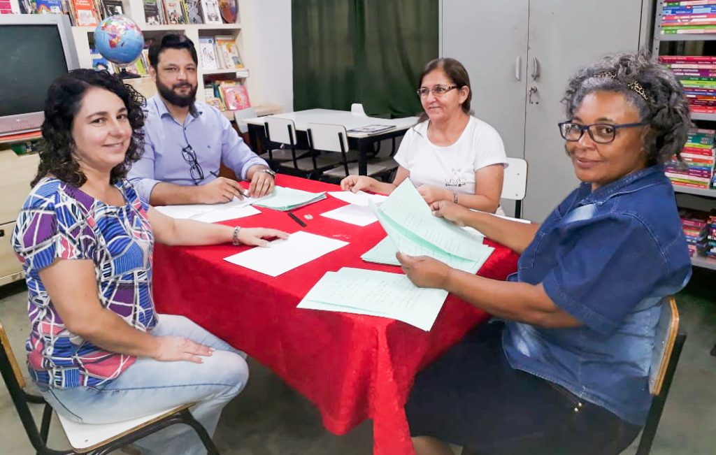 (Esq) Professora Gislaine, Paulo Braga, professora Eunice e professora Suely formaram a comissão que julgou a poesias (Foto: Sâmia Balduíno)