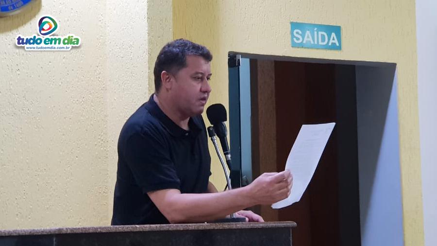 O vereador Caetano Neto da Luz durante pronunciamento na tribuna do Legislativo capinopolense (Foto: Gabriel Braga/ Tudo Em Dia)