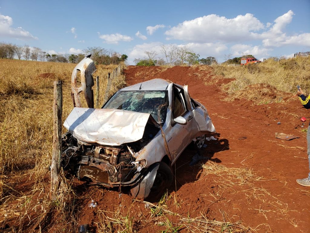 Carro ficou destruído no acidente (Foto: Bombeiros/Divulgação)