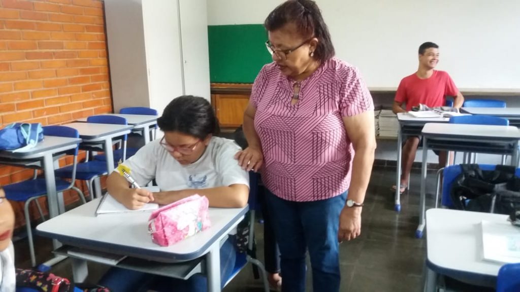 A aluna Sara Geovana Pereira Silva, juntamente com a professora Orseni Camilo de Oliveira Lucena (Foto: Escola Aurelisa/Divulgação)