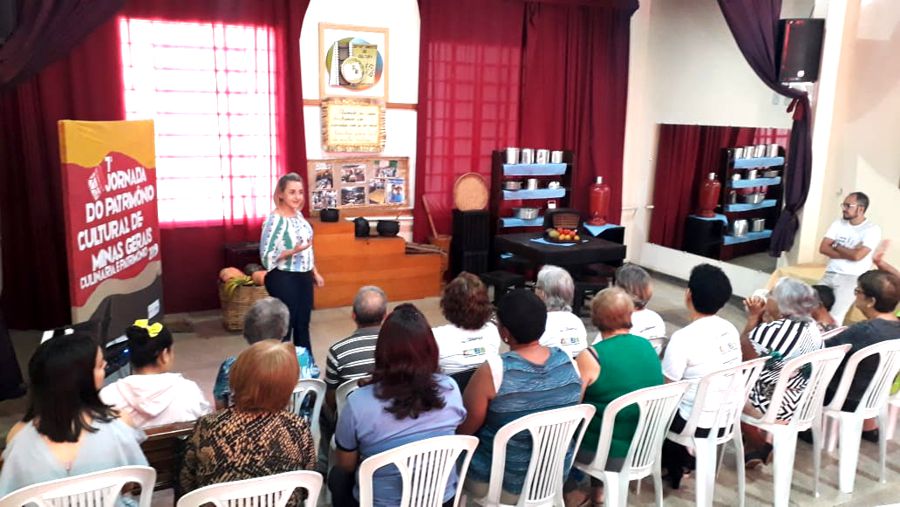 A coordenadora da Casa de Cultura de Canápolis, Alessandra Pidruca, durante apresentação (Foto: Casa de Cultura)