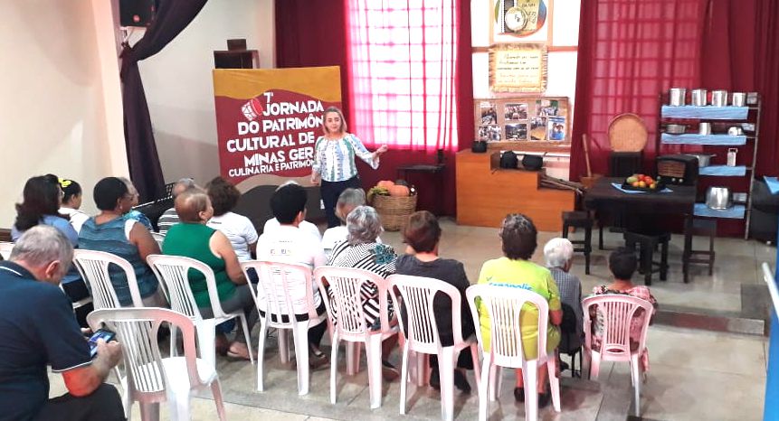 A coordenadora da Casa de Cultura de Canápolis, Alessandra Pidruca, durante apresentação (Foto: Casa de Cultura)