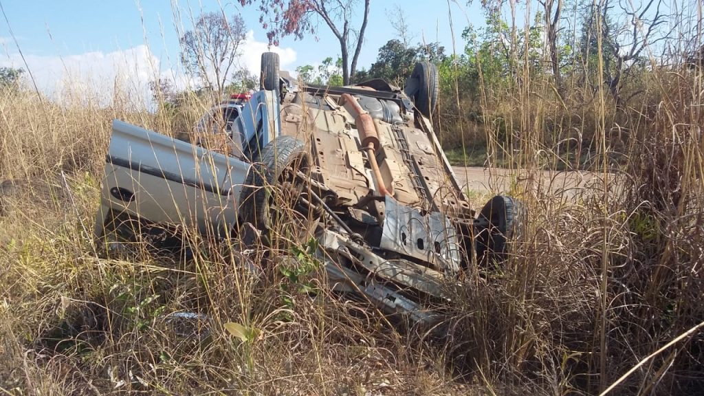 Mulher perdeu o controle do veículo e capotou na MG-190, entre Monte Carmelo e Abadia dos Dourados (Fotos: PRF)