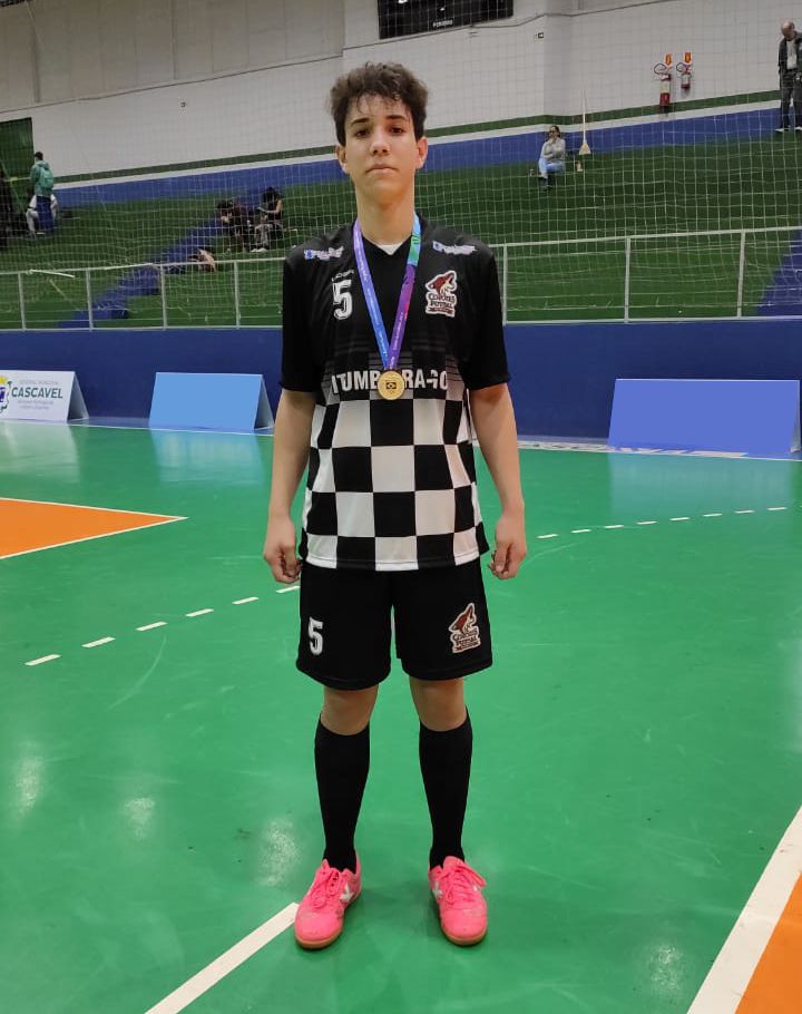 Sávio Aparecido Alves Cardoso, 16 anos, trilha o sonho de ser jogador profissional de futsal (Foto: Reprodução)