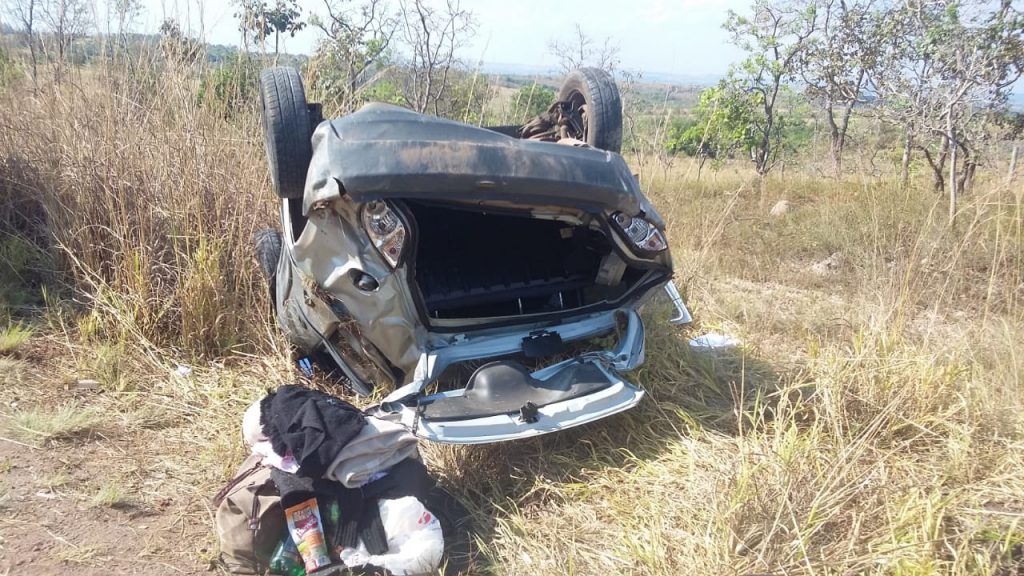 Mulher perdeu o controle do veículo e capotou na MG-190, entre Monte Carmelo e Abadia dos Dourados (Fotos: PRF)