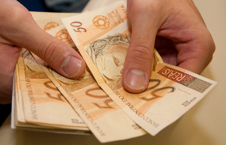 Salário mínimo será de R$ 1.100 em 2021, anuncia Bolsonaro