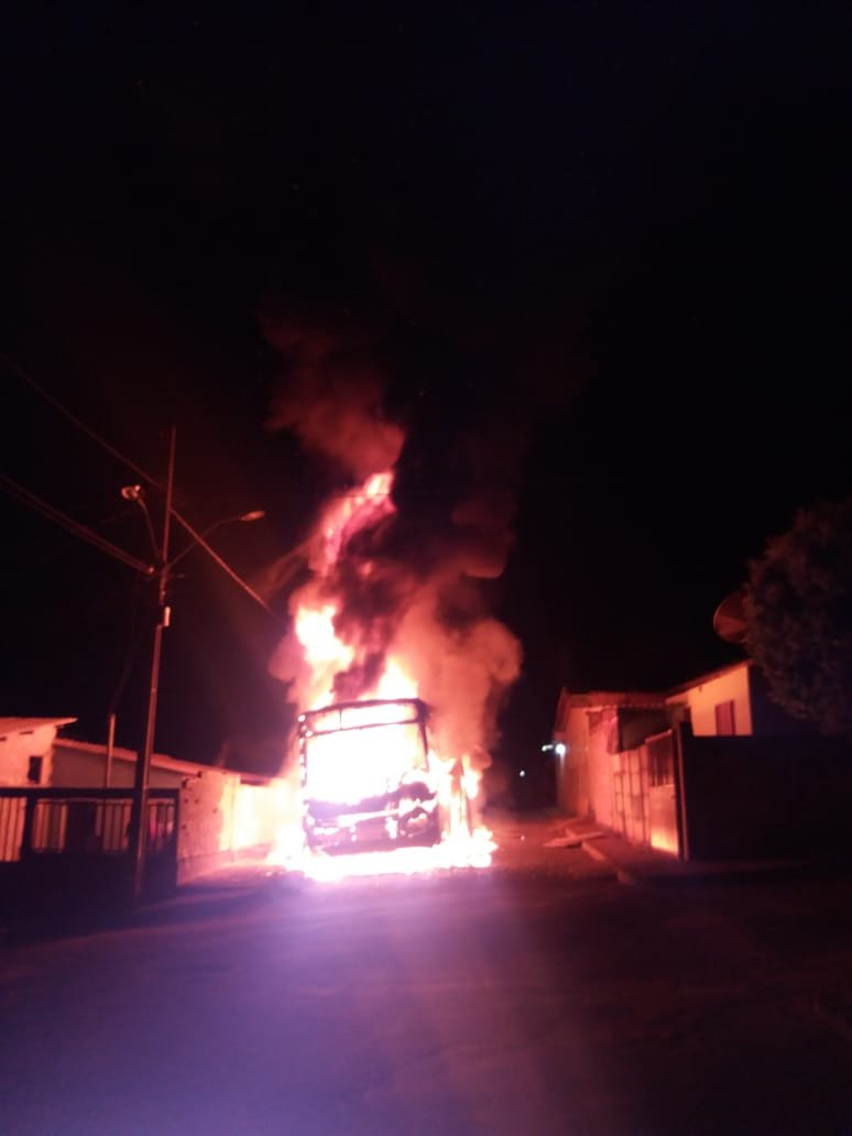 Ônibus é incendiado criminosamente em São Gotardo