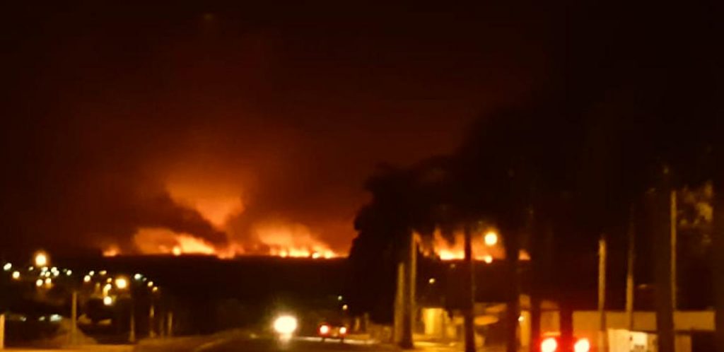 Esta foto, registrada nas proximidades do Supermercado Central do Bairro Alvorada, é possível ver a intensidade do incêndio