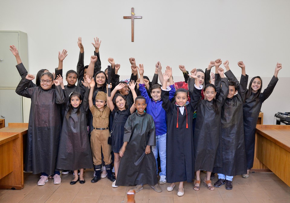 Alunos foram caracterizados para atuação no Juri simulado (Foto: Casa de Cultura)