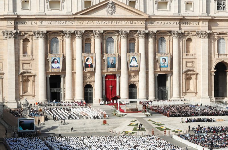 Visão geral da Praça de São Pedro, no Vaticano, durante a missa de canonização neste domingo (13) — Foto: Remo Casilli/Reuters