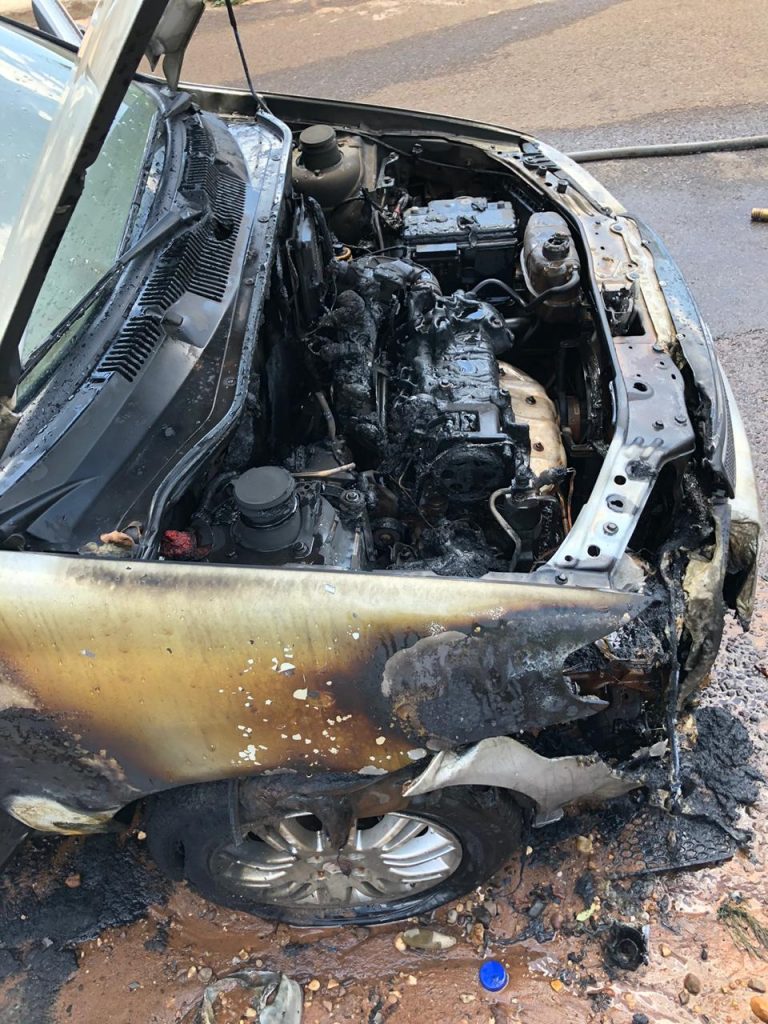 Veículo foi destruído pelo fogo (Foto: Bombeiros/Divulgação)