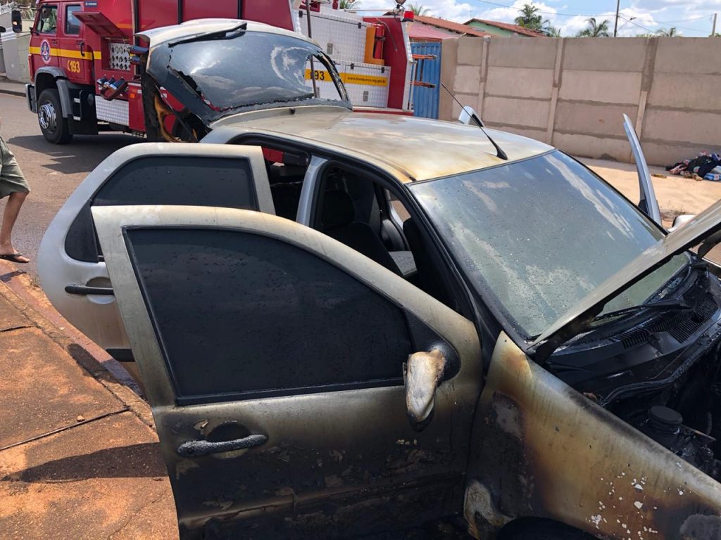 Veículo foi destruído pelo fogo (Foto: Bombeiros/Divulgação)