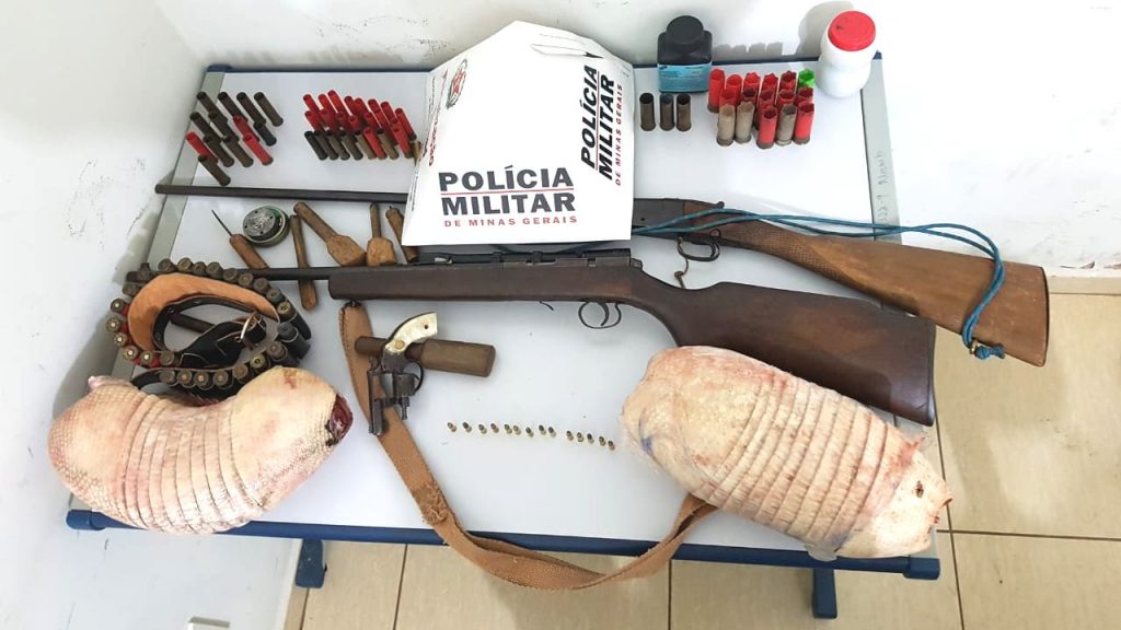 Armas, munições e carcaças de animais silvestres foram encontrados na casa (Foto: PMMA/Divulgação)