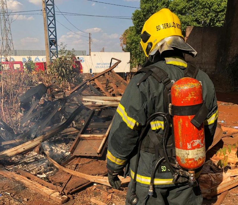 Galpão abandonado é incendiado no Setor Industrial em Ituiutaba