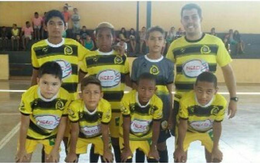 (À esquerda da imagem) Em pé, Guilherme Pinheiro já se destacava na Escolinha Camisa 10