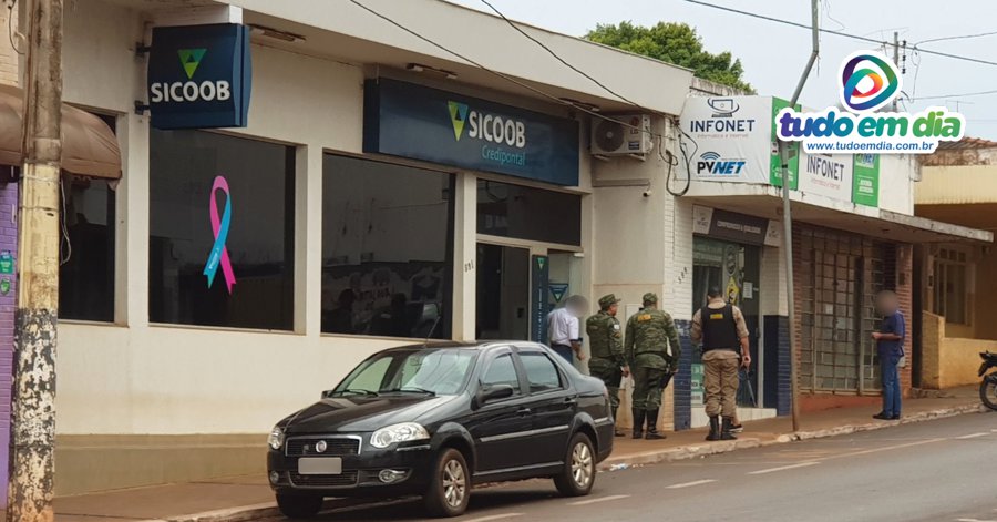 Bandidos invadiram agência bancária e arrombaram o cofre (Foto: Paulo Braga)