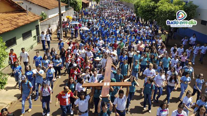 Uma multidão de jovens seguiram em procissão rumo ao Parque de Exposições João de Freitas Barbosa (Foto: Gabriel Kazuto)