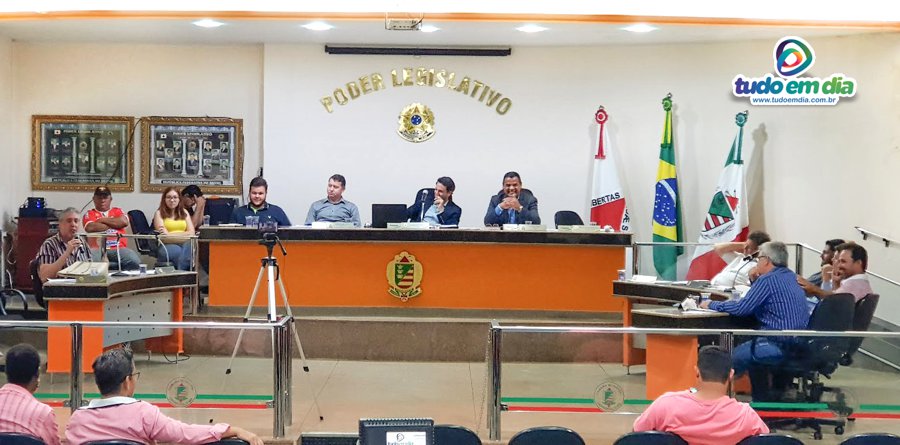 Sessão da Câmara de Capinópolis é marcada por críticas à Copasa e homenagens aos servidores