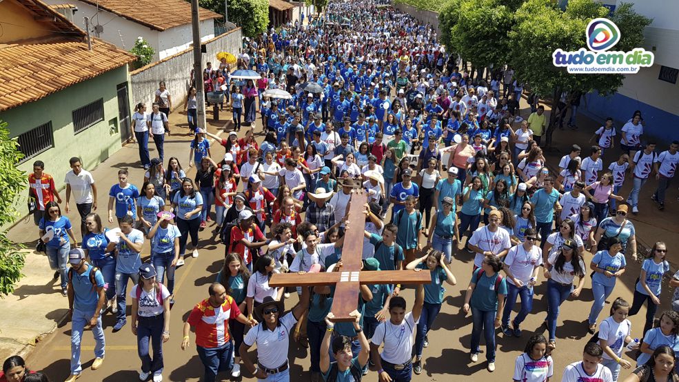 Uma multidão de jovens seguiram em procissão rumo ao Parque de Exposições João de Freitas Barbosa (Foto: Gabriel Kazuto)