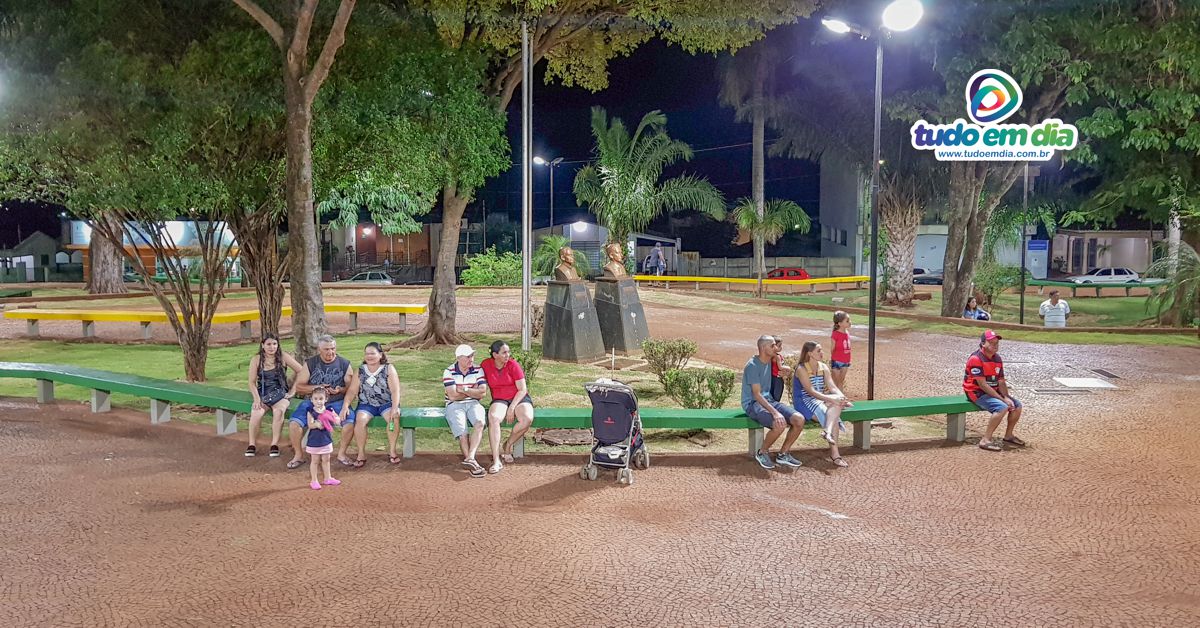 Praça João Moreira de Souza recebeu nova iluminação para garantir mais segurança e beleza ao cartão postal de Capinópolis (Foto: Paulo Braga)