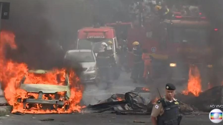 Avião caiu no meio de um cruzamento do Bairro Caiçara e atingiu veículos (Foto: TV Globo Minas)