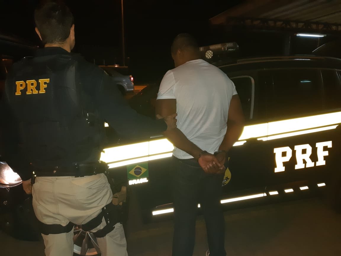 Homem é preso em Uberlândia com quase R$30 mil e documento falso