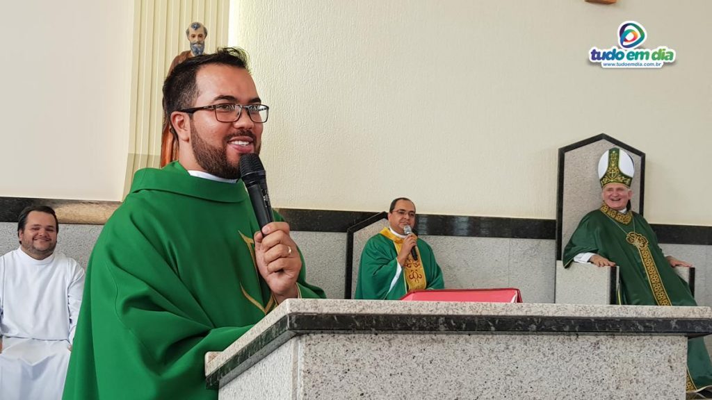 Padre Adalberto demonstra grande liderança junto aos jovens (Foto: Paulo Braga)