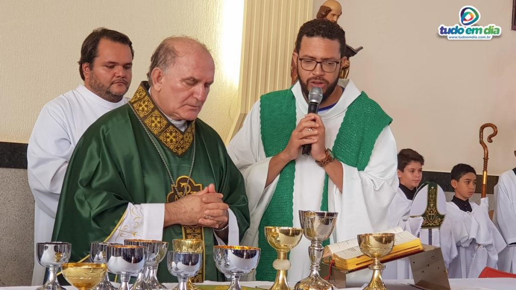 (Dir) Padre Eduardo Santos e Don Frei Ireinei Andreassa (Foto: Paulo Braga)