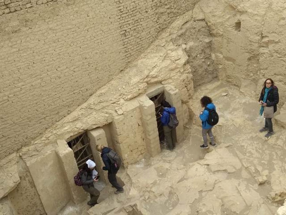 Membros da equipe visitaram a entrada de algumas tumbas em Luxor — Foto: UFTM/Divulgação