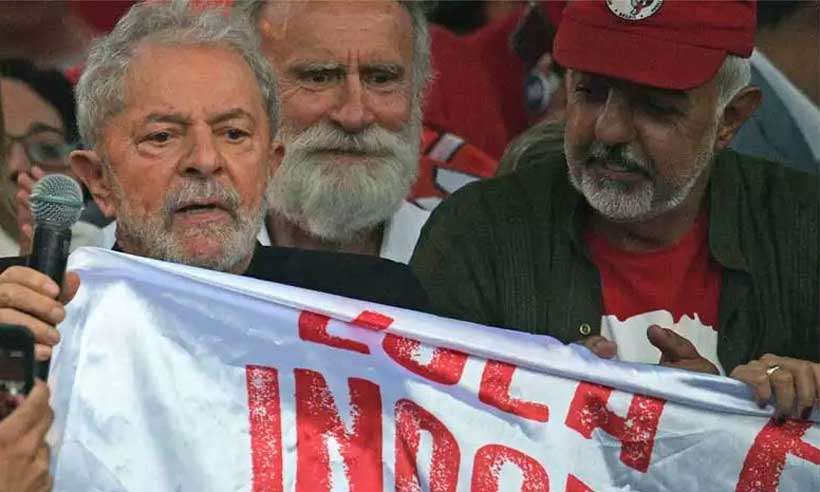 O ex-presidente Lula da Silva deixa a sede da Polícia Federal em Curitiba (foto: AFP / CARL DE SOUZA)