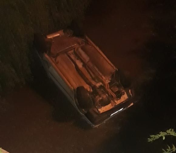 Veículo furtado cai em córrego na José João Dib em Ituiutaba