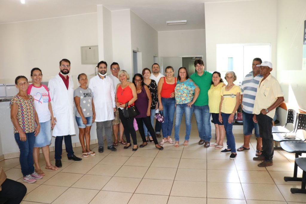 Primeiras próteses dentárias foram entregues no PSF do Alvorada no dia 1º de novembro. Na imagem, o prefeito Cleidimar Zanotto (camiseta verde), ao lado de pacientes e profissionais da saúde bucal (Foto: Divulgação)