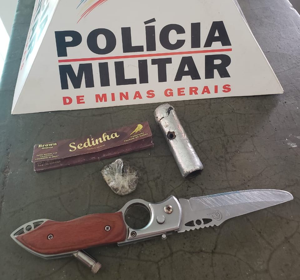  PM apreende canivete e droga com menor próximo à escola em Capinópolis
