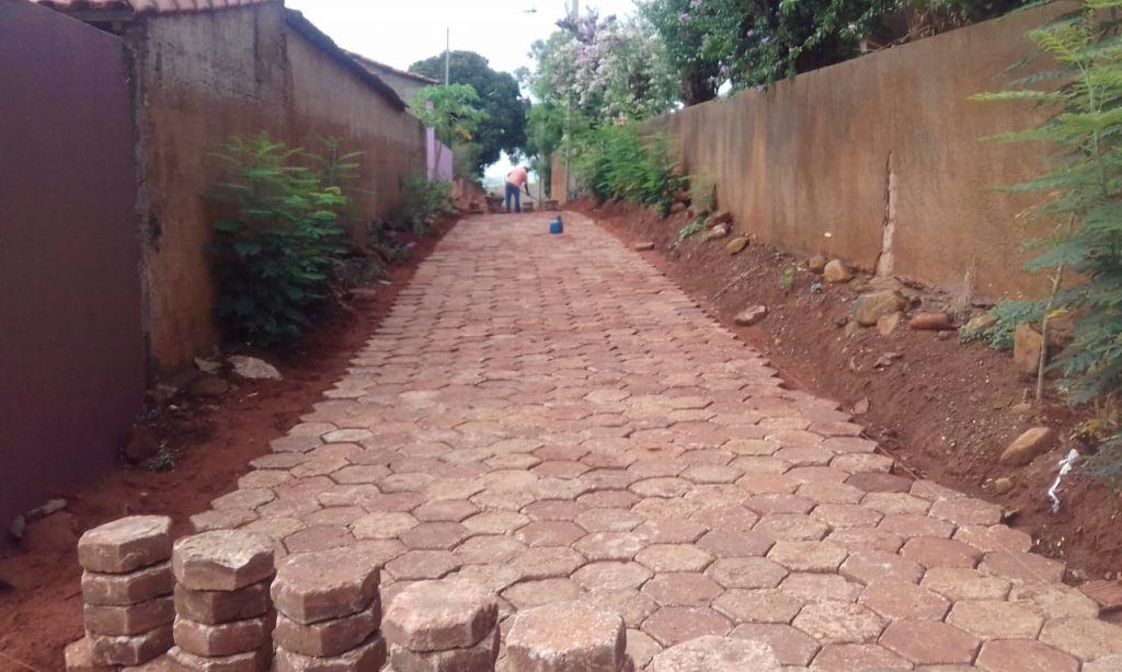 Rua Uberaba está sendo bloquetada no Bairro Paraíso (Foto: Divulgação)