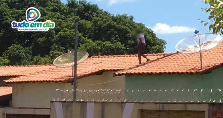 Mulher chegou a ser flagrada no telhado da residência (Foto: Reprodução/Redes sociais)