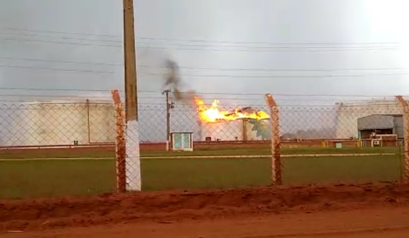 Tanque de etanol foi atingido por descarga atmosférica (Foto: redes sociais)