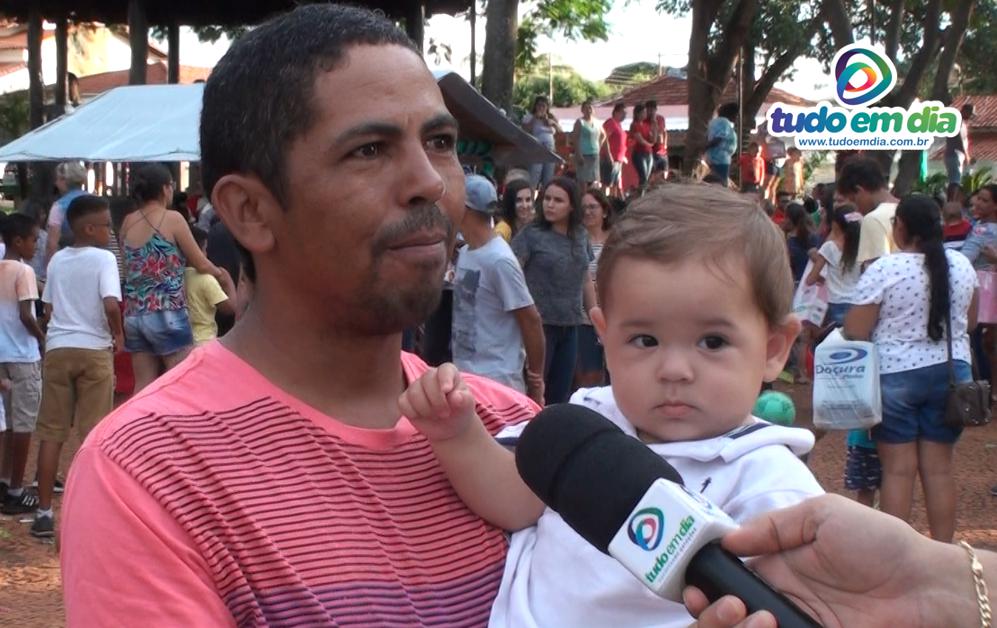  Tiago Morais Cardoso com o filho caçula no colo (Imagem: Gabriel Kazuto)