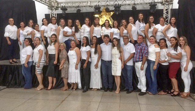  Alunos, autoridades, professores e familiares posaram para a fotografia ao final da Noite Ilumina (Foto: Ascom)