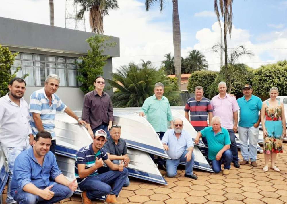 Município de Ipiaçu faz entrega de barcos para pescadores