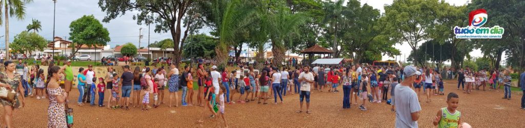 Fila para entrega de brinquedos de natal (Foto: Paulo Braga / Tudo Em Dia)