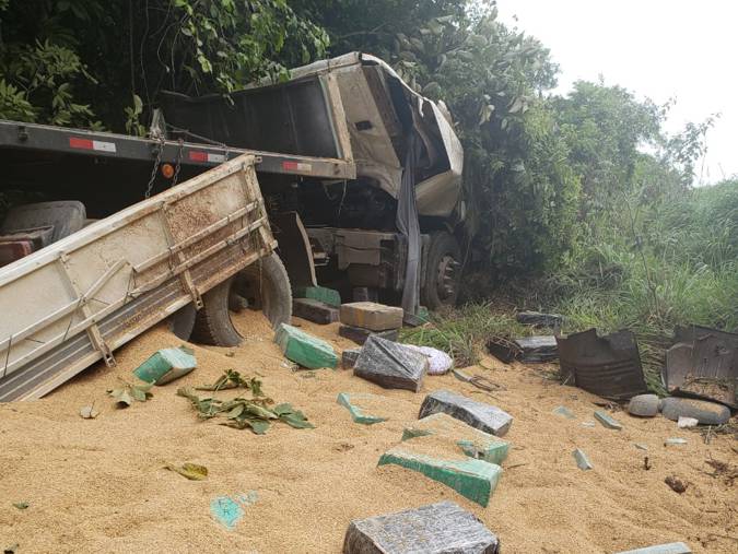 Droga e carga de arroz ficaram espalhadas às margens da rodovia (Foto: PMMG)