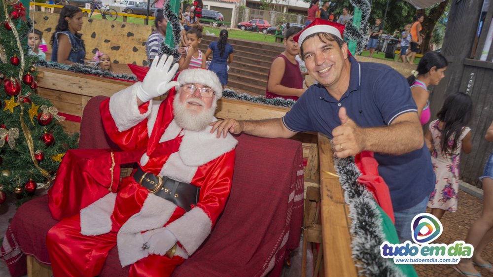 Cleidimar Zanotto ao lado do papai noel (Foto: Paulo Braga)