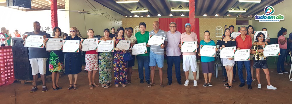 Funcionários foram homenageados pelo tempo de serviço prestado ao Município de Capinópolis (Foto: Paulo Braga)