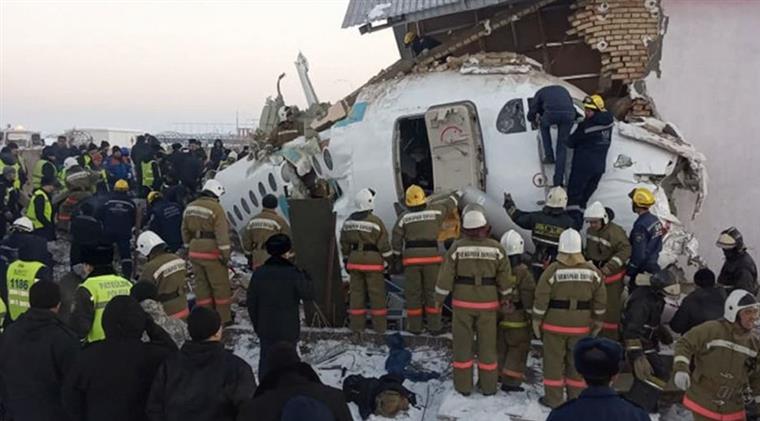 Queda de avião deixa vários mortos no Cazaquistão