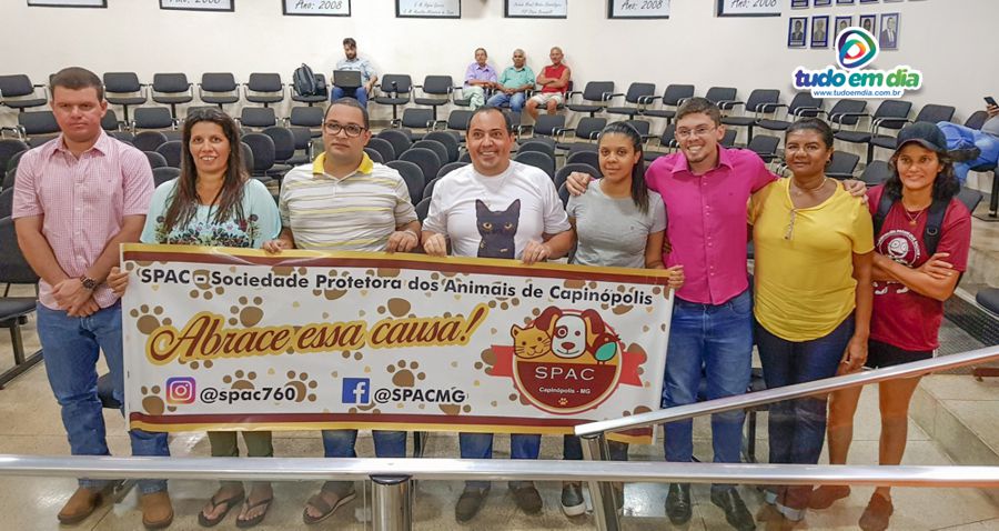 Integrantes da Spac posam para a foto com o vereador Daniel França (Foto: Paulo Braga)