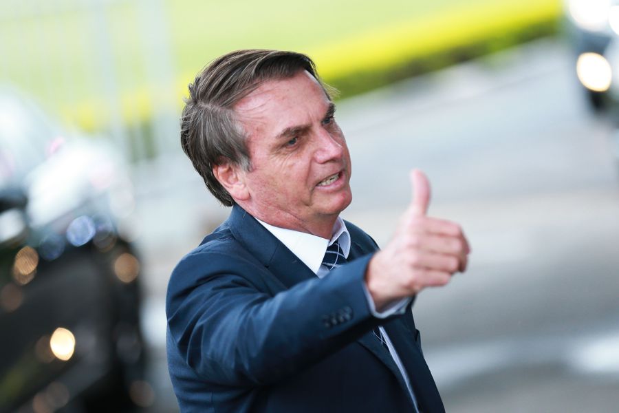 Presidente Jair Bolsonaro cumprimenta  populares na entrada do Palácio da Alvorada