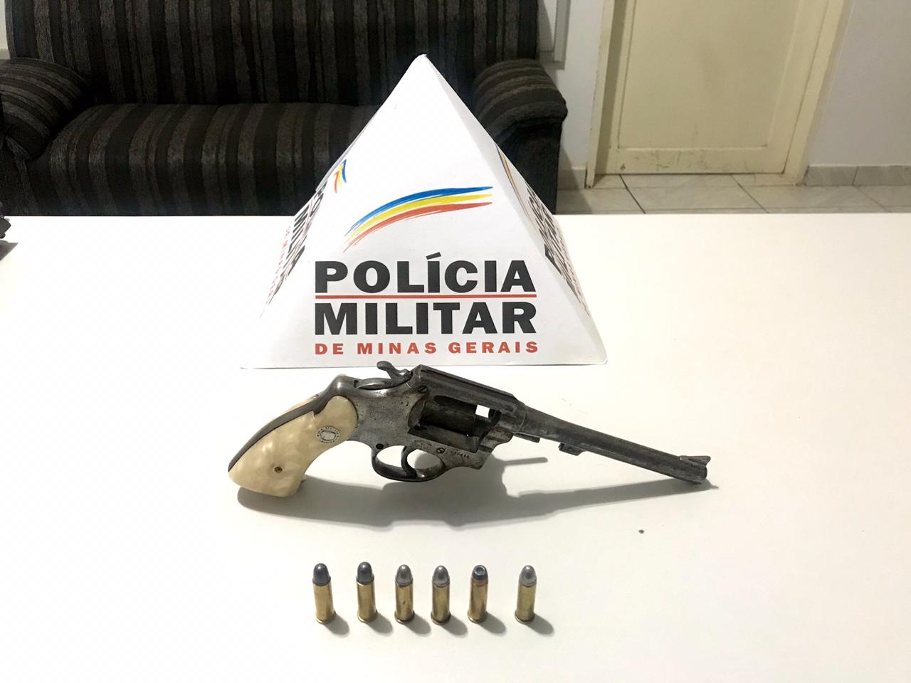 Arma e munições foram apreendidas (Foto: PMMG/Divulgação)